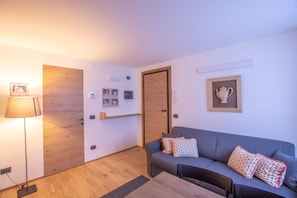 Apartamento, 1 quarto | Área de estar | TV 20 polegadas com canais digitais