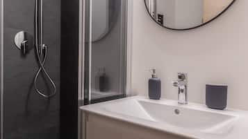 Apartemen, 1 kamar tidur | Kamar mandi | Shower, pengering rambut, handuk, dan sabun