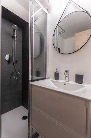 Apartment, 1 Schlafzimmer | Badezimmer | Dusche, Haartrockner, Handtücher, Seife