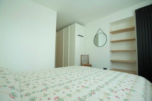 Apartamento, 1 quarto | 1 quarto, escrivaninha, ferros/tábuas de passar roupa, Wi-Fi de cortesia