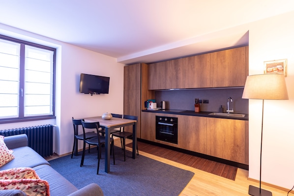 Apartamento, 1 quarto | Área de estar | TV 20 polegadas com canais digitais