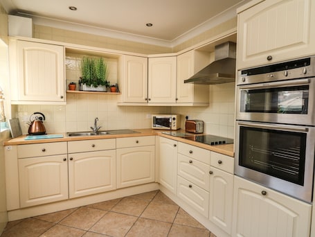 Dishwasher, cookware/dishes/utensils
