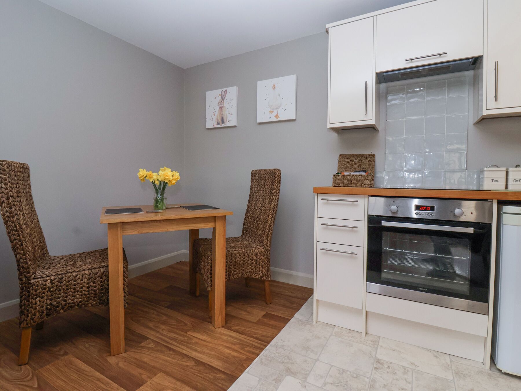 Cottage | Private kitchen | Dishwasher, cookware/dishes/utensils