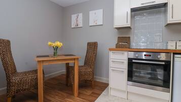 Cottage | Private kitchen | Dishwasher, cookware/dishes/utensils