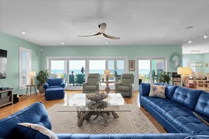 Een smart-tv, een open haard, een dvd-speler en boeken