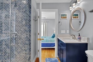 Duschwanne, Whirlpool, Haartrockner, Bidet