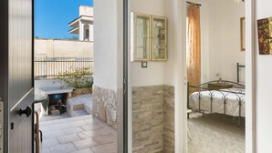 A room with a bed, a small table, and a window. - Villetta Albachiara by BarbarHouse (Porto Cesareo)