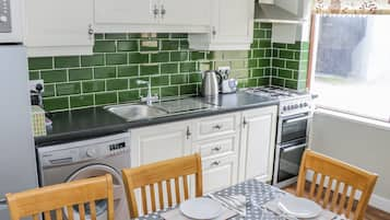 Cottage | Private kitchen | Cookware/dishes/utensils