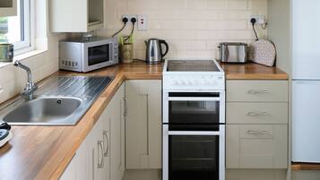 Cottage | Private kitchen | Dishwasher, cookware/dishes/utensils