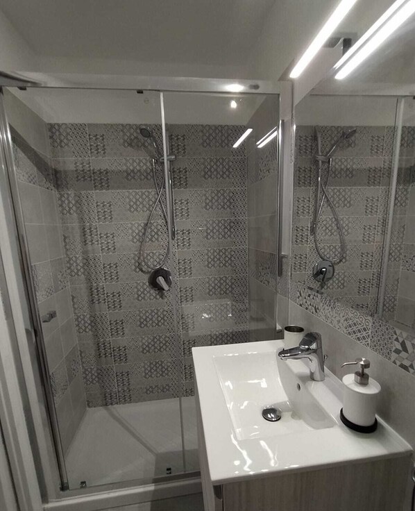 Douche, séchoir à cheveux, bidet, serviettes fournies