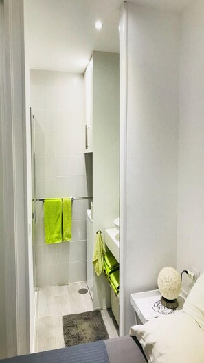 1 slaapkamer, een strijkplank/strijkijzer, gratis wifi, beddengoed