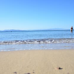 Beach nearby, white sand, beach bar