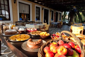 Petit déjeuner buffet (12 EUR par personne)