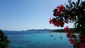A coastal view with clear blue water, boats, and distant hills. - 1bed Apartment Sleeps 4 - Sea Views, Wifi, Parking (Bormes Les Mimosas)
