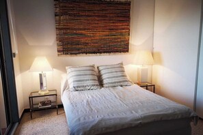 1 bedroom, iron/ironing board, WiFi, bed sheets - 1Bed Apartment Sleeps 5 - Sea Views, Wifi, Parking (Bormes Les Mimosas)