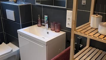 Dusche, Haartrockner, Handtücher, Seife