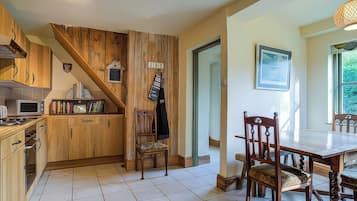 Fridge, dishwasher, cookware/dishes/utensils