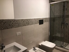 Dusche, Haartrockner, Bidet, Handtücher
