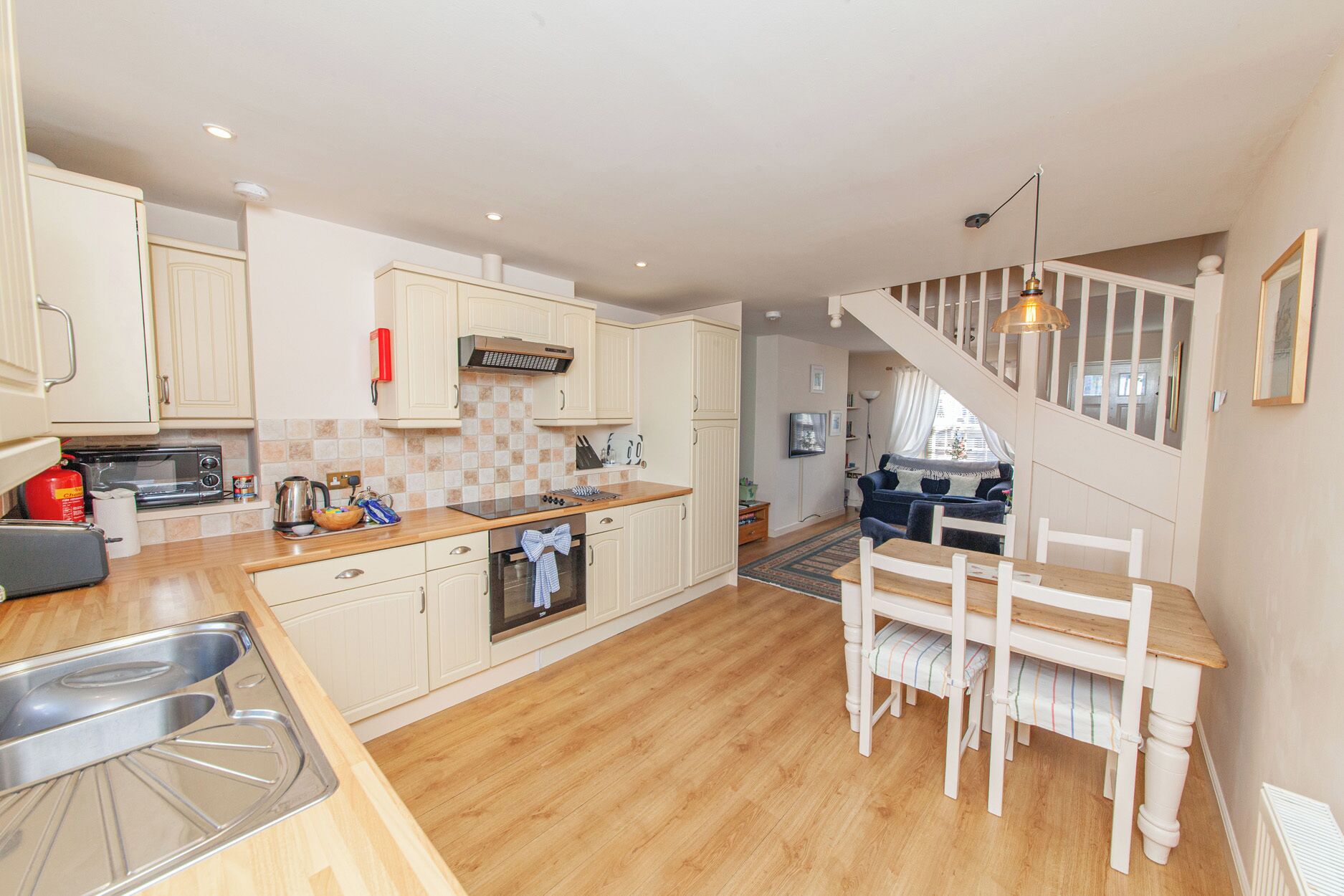 Cottage | Private kitchen | Dishwasher, cookware/dishes/utensils