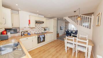 Cottage | Private kitchen | Dishwasher, cookware/dishes/utensils
