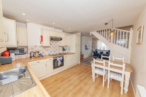 Cottage | Private kitchen | Dishwasher, cookware/dishes/utensils - 7 Charles Street (Dartmouth)