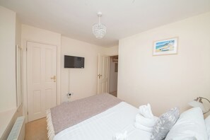 Cottage | 2 bedrooms, individually decorated, individually furnished, free WiFi - 7 Charles Street (Dartmouth)