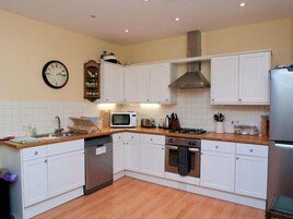 Cottage | Private kitchen | Dishwasher, cookware/dishes/utensils