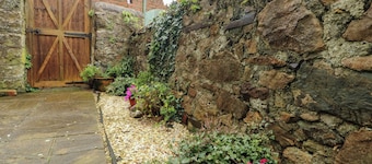 1 Castle Row