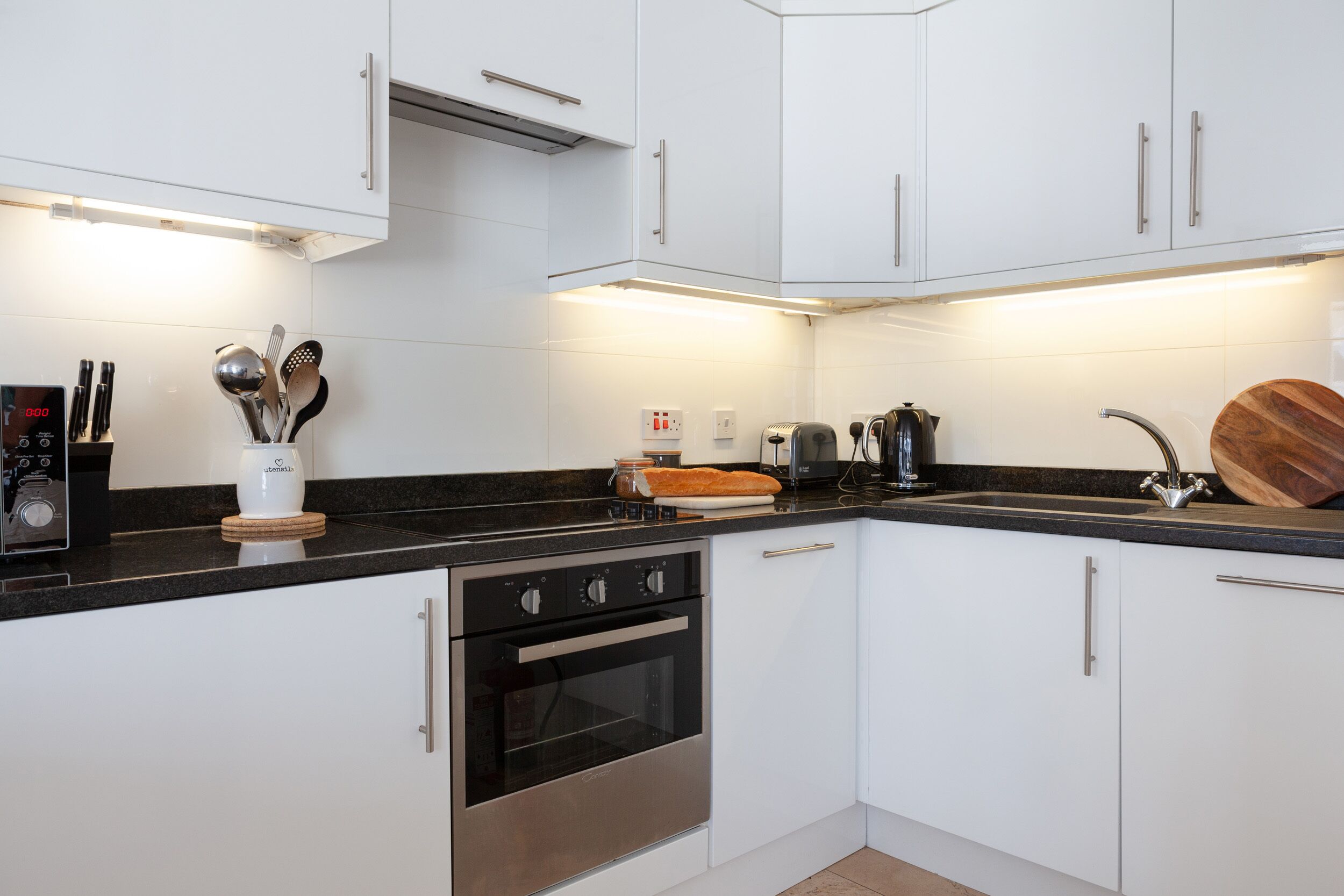 Cottage | Private kitchen | Fridge, microwave, stovetop, dishwasher