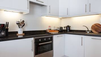 Cottage | Private kitchen | Fridge, microwave, stovetop, dishwasher