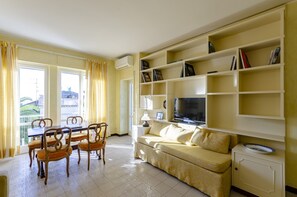 Apartment, 1 Bedroom | In-room dining - JOIVY Light Flat for 5 in the Heart of Bogliasco (Bogliasco)