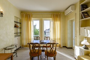 Appartement, 1 chambre | Restauration dans la chambre