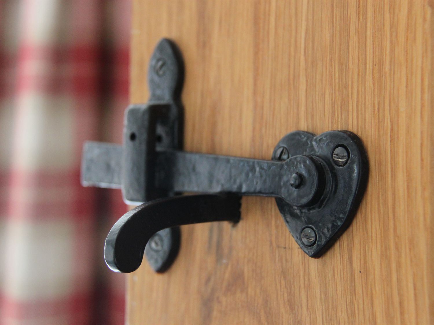 Cerradura metálica en una puerta de madera.