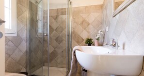 Villa, 3 Bedrooms, 2 Bathrooms | Bathroom | Rainfall showerhead, hair dryer, bidet, towels - JOIVY MAS Avilo Villa Bobbio (Bobbio)