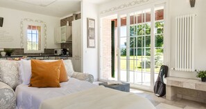 ヴィラ 3 ベッドルーム 2 バスルーム | リビング エリア | 32 インチの薄型テレビ (衛星放送視聴可)、テレビ、暖炉