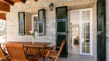 Villa, 3 Bedrooms, 2 Bathrooms | Garden