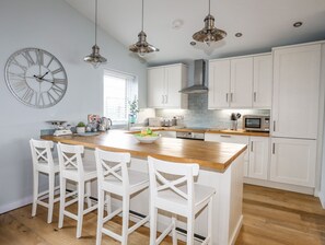 Cottage | Private kitchen | Dishwasher, cookware/dishes/utensils - Ty Glyn (Criccieth)