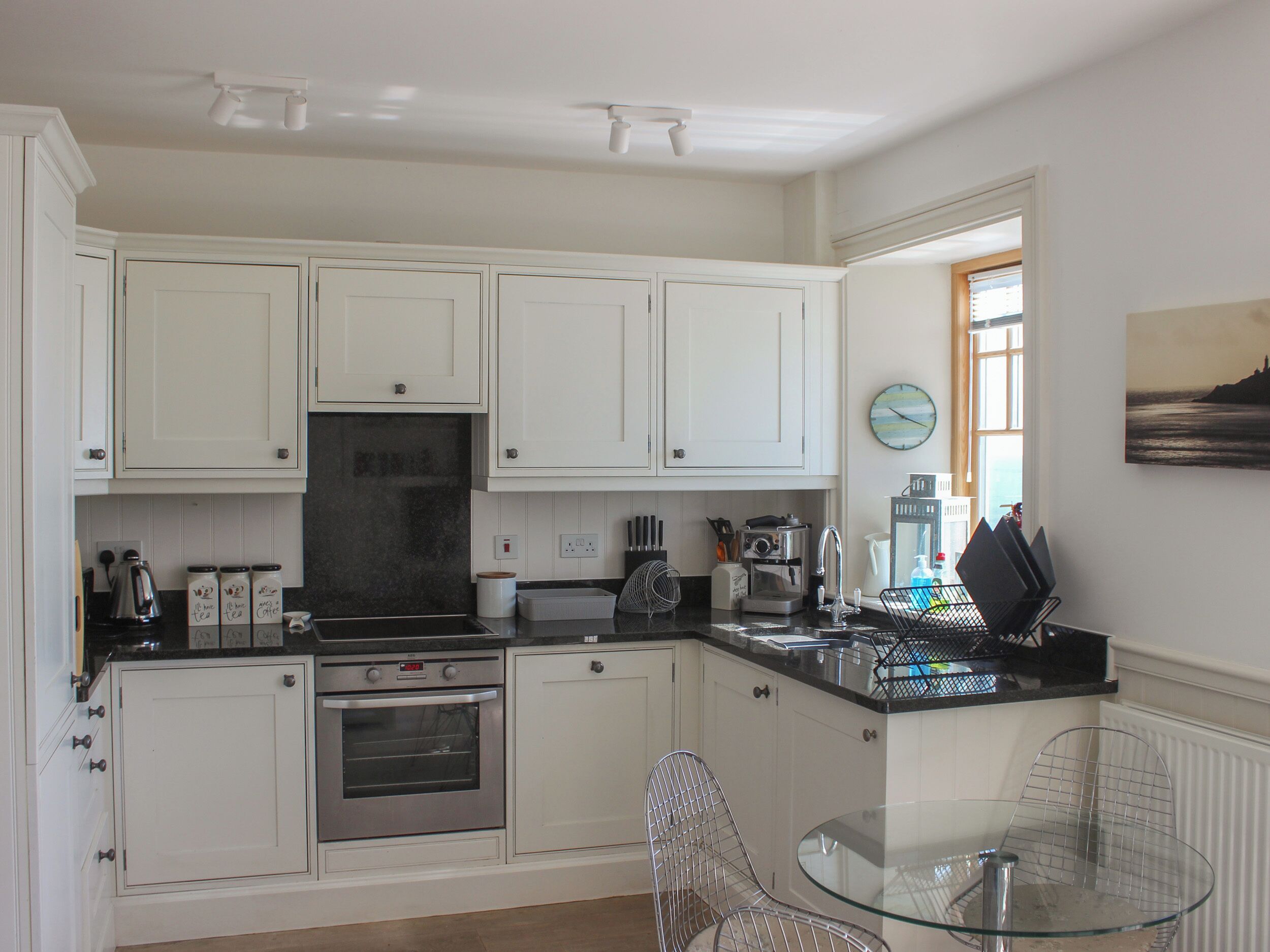 Cottage | Private kitchen | Dishwasher, cookware/dishes/utensils