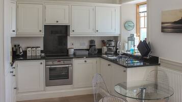 Cottage | Private kitchen | Dishwasher, cookware/dishes/utensils