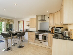 Cottage | Bếp riêng | Máy rửa bát, dụng cụ nấu nướng/bát dĩa/dao nĩa