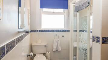 Cottage | Badkamer | Een douche