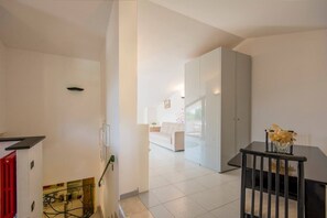 Peti sejuk, ketuhar, dapur, mesin basuh pinggan mangkuk