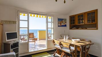 Apartamento, 1 quarto, vista para o mar | Sala de estar | TV