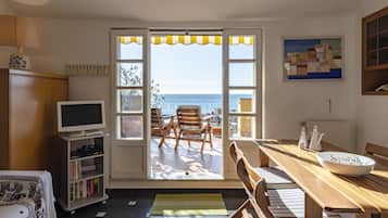 Apartamento, 1 quarto, vista para o mar | Sala de estar | TV