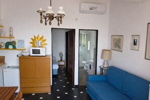 Departamento, 1 cama matrimonial y sofá cama, Terraza, vista al mar | Área de sala de estar | Televisión de pantalla plana de 32 pulgadas con canales por cable 