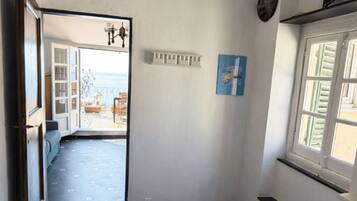 Appartement, 1 lit double et 1 canapé-lit, terrasse, vue mer | 1 chambre, espace de travail pour ordinateur portable