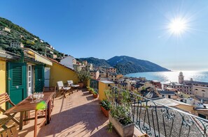 Departamento, 1 cama matrimonial y sofá cama, Terraza, vista al mar | Vista a la montaña