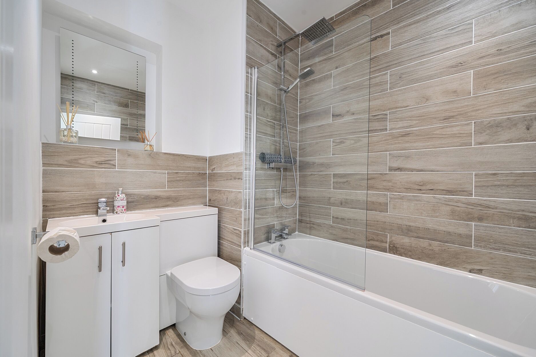 Une salle de bain moderne équipée d’une douche, de toilettes et d’un lavabo.