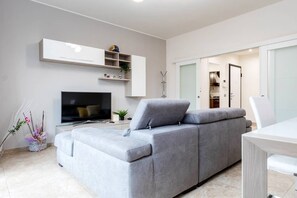 Appartement, 2 slaapkamers, balkon | Woonkamer | Een 27-inch televisie met digitale zenders