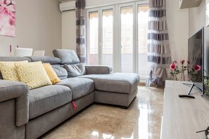 Appartement, 2 slaapkamers, balkon | Woonkamer | Een 27-inch televisie met digitale zenders